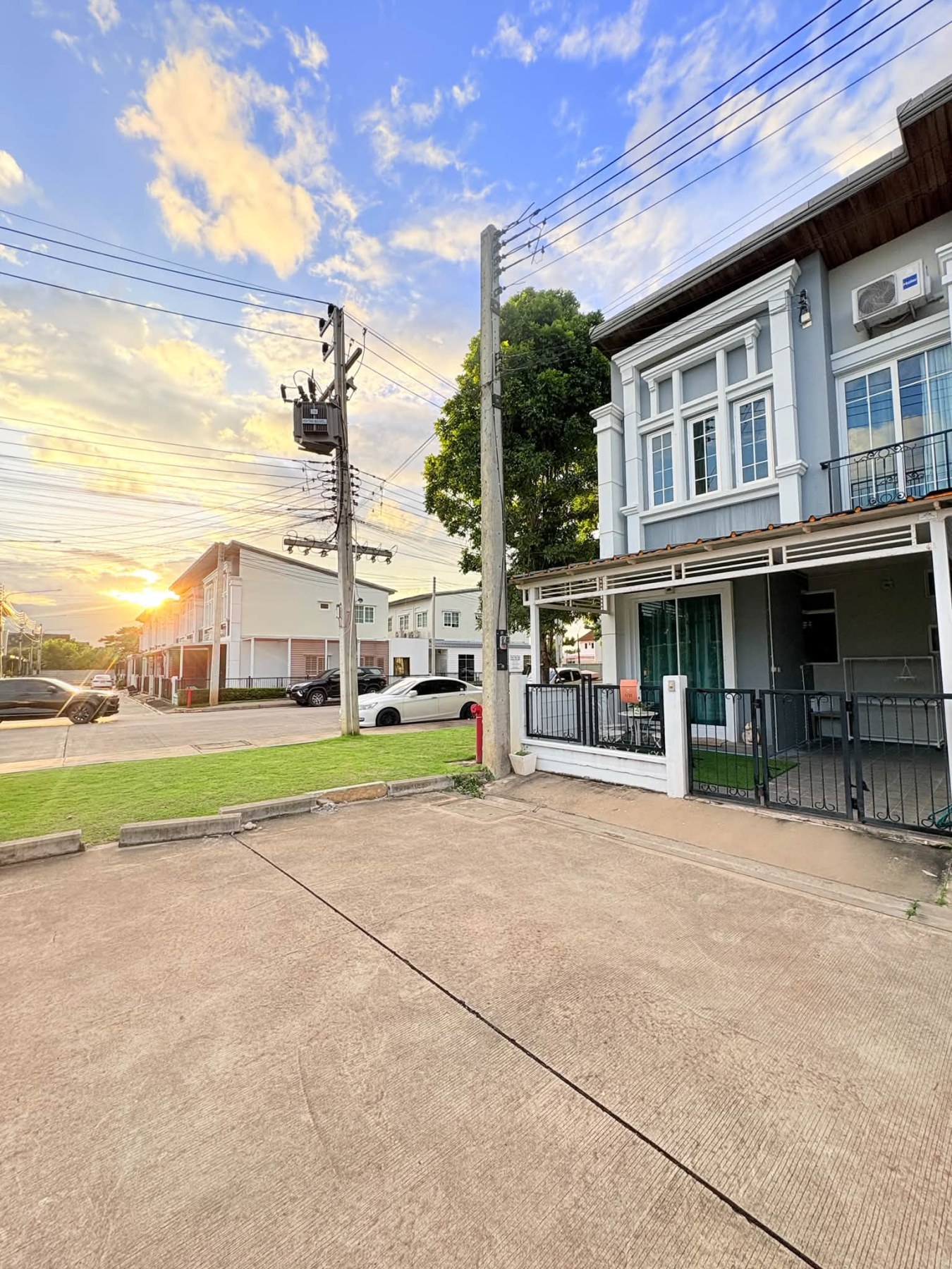 Modern Home Golden Town Ruamchok